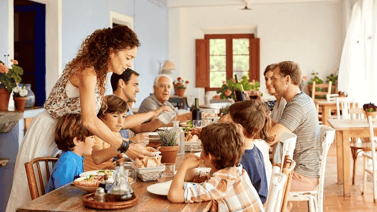 Familia compartiendo una comida en una mesa